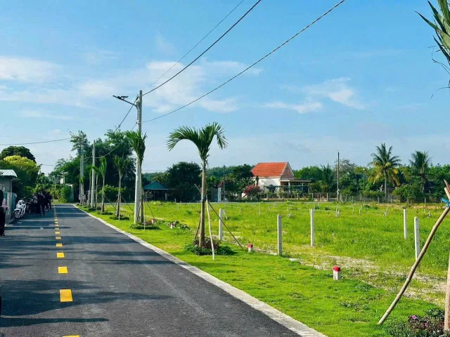 Bán Đất 750m2 có sẵn 300 m2 thổ cư. Mặt tiền đường nhựa 8m, điện âm nước máy, dân cư đông đúc, tiện ích xung quanh 5p di chuyển