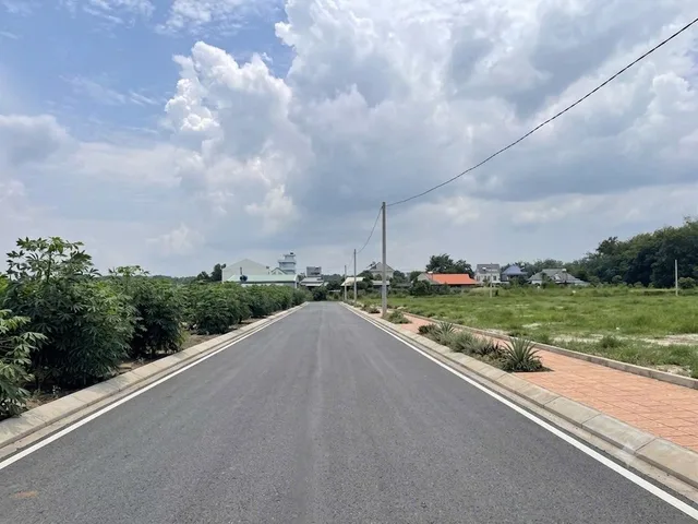Bán Đất ODT 400m2 có sẵn 120m2 thổ cư! Xung quanh dân cư đông đúc. Cách khu công Nghiệp Becamex 900m, cách Vincom 2k!!!!