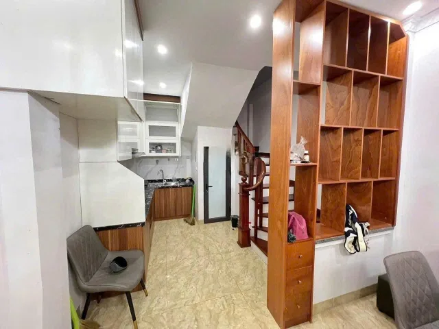 Cho thuê nhà ngõ 44 Trần Thái Tông, Cầu Giấy 40m*5 tầng (3 ngủ kk) giá 22 triệu