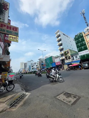 Bán Nhà Mặt Tiền 126 Hồ Bá Kiện, Phường 15, Quận 10