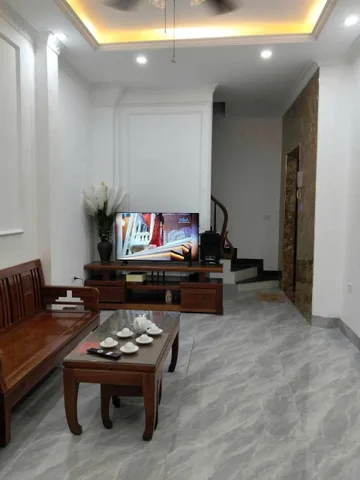 PHÁO ĐÀI LÁNG – ĐỐNG ĐA – 35M² × 6 TẦNG – THANG MÁY – FULL ĐỒ MỚI 100% – GIÁ 16,5 TRIỆU/THÁNG