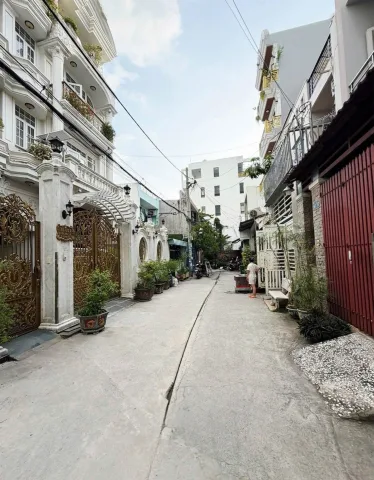 - Hẻm Thông 4m - Vi trí đẹp sát chợ, AEON Bình Tân, gần trường học tiện ích.