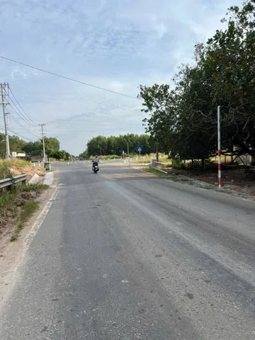 Chủ cần tiền gấp để trả nợ ngân hàng nên cần ra gấp lô đất đẹp. Mặt tiền đường lớn 16m, dân cư đông đúc, điện nước đầy đủ, gần khu công nghiệp Becamex.