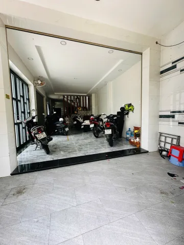 - Mặt hẻm kinh doanh hẽm 2 xe tải, gần mặt tiền. Xe ô tô đậu nhà. Hẽm thông khu vực