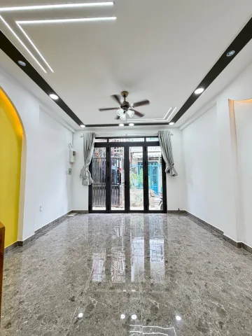 Giao thông thuận tiện, kết nối nhanh ra các trục đường lớn như Âu Cơ, Trịnh Đình Thảo, Khuông Việt... Gần chợ, trườn