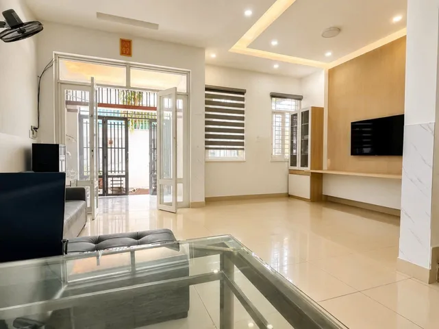Bán căn nhà Ngon mà Rẻ ngay sát Lê Trọng Tấn, DT tới 73m2, đường trước nhà đậu xe tăng,shr, chỉ 4.99 tỷ