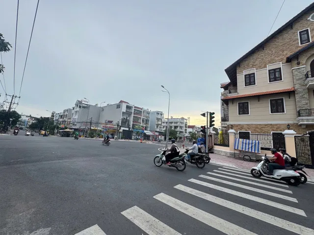 Mặt phố sầm uất ngay lê cơ đường số 1 kdc nam hùng vương nhà 3 tầng 80m2 chỉ hơn 10 tỷ