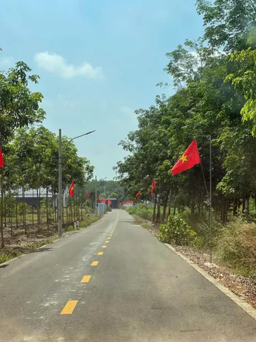 ngang 5m sâu 87m có 100m2 thổ cư mặt tiền đường nhựa rộng 8m giá 400tr