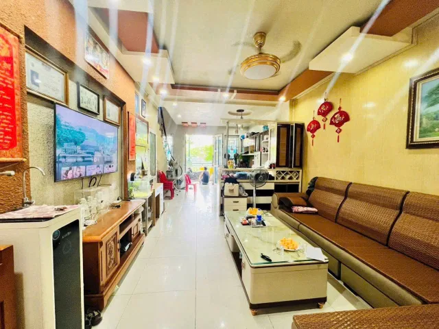 BÁN NHÀ 2 MẶT TIỀN – MẶT TRƯỚC NHÌN THẲNG CHỢ HOÀ BÌNH | NGUYỄN HỒNG QUÂN – HỒNG BÀNG