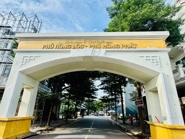 BÁN NHÀ  ĐẸP FULL NỘI THẤT CAO CẤP KHU NHÀ Ở THƯƠNG MẠI PHÚ HỒNG PHÁT - PHƯỜNG THUẬN GIAO, ĐƯỜNG TRẢI NHỰA VỈA HÈ TRONG NỘI KHU, DÂN TRÍ CAO,
