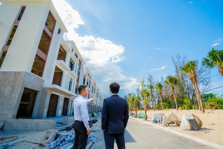 Bán nhà phố liền kề 140m² mặt tiền Trường Sa trước mặt là biển, sau lưng là sân golf BRG