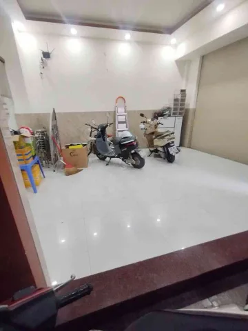 có Gara để xe hơi, phòng khách, phòng để xe máy hơn chục chiếc, Bếp, vệ sinh to.