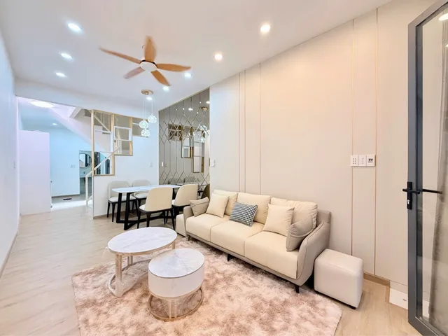 CHỢ NHẬT TẢO Q.10 - NHÀ ĐẸP 2 LẦU - VÀI BƯỚC RA MẶT TIỀN - 2 MẶT HẺM THÔNG THOÁNG -