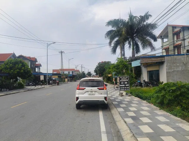 Bán Đất 92m2 giá 2.38 tỷ tại Lại Xuân mặt đường 352 kinh doanh tốt. L/h:076.231.9990 e Thúy