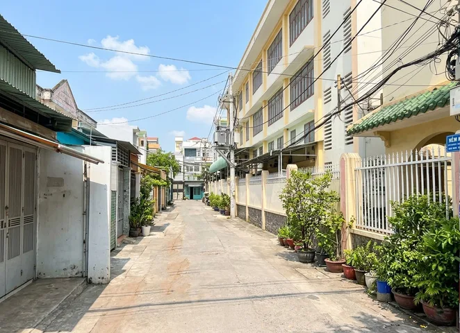 [T5886*] Bán nhà 77m2 nở hậu hẻm 4.5m thông sát chợ Xóm Mới 7.x tỷ