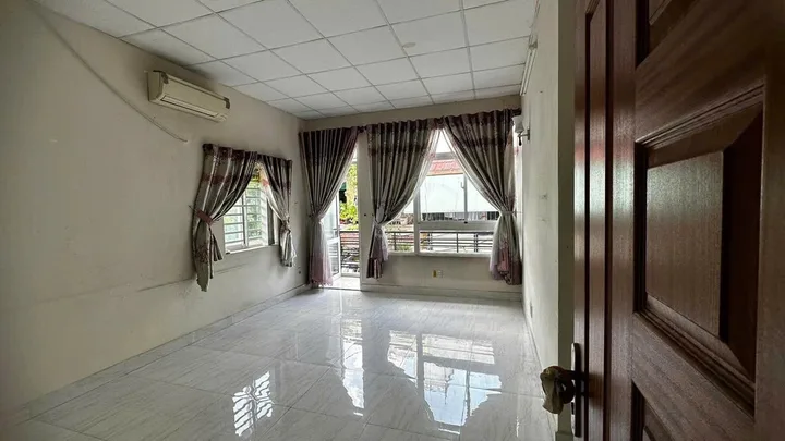 Nhà 2 mặt hẻm thông thoáng Trần Bình Trọng, 5x13m, 1 lầu, 3 PN