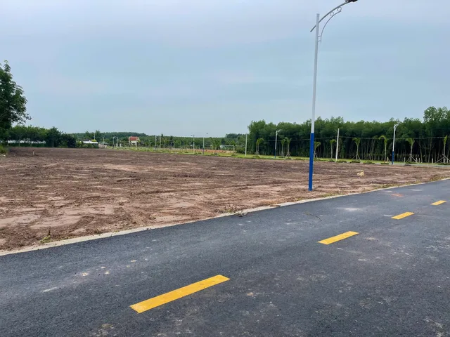 Bán Đất 500m2 có sẵn 200 m2 thổ cư. Mặt tiền đường nhựa 8m. Diện nước đầy đủ dân cư đông, gần chợ gần trường,...