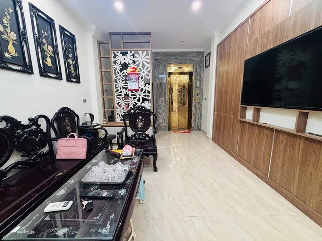 Bán Nhà Lạc Long Quân. Cầu Giấy. 6 Tầng Thang Máy. Ô Tô. DT 34m2. MT 3.5m. Giá 15.4 Tỷ.