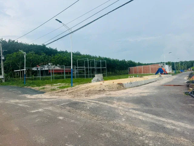 CẦN TIỀN BÁN 15X50M=750M2 NGAY KCN GẦN CHỢ DÂN ĐÔNG TIỆN XÂY TRỌ GIÁ 550TR
