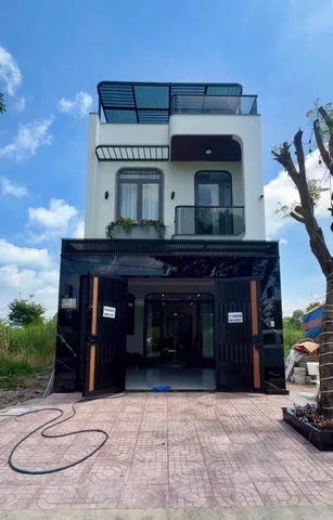 Nhà 3 tầng, giá 4,8 tỷ, 3 phòng ngủ, đường số 1 Khu dân cư Sài Gòn Village, diện tích 5m x 16m