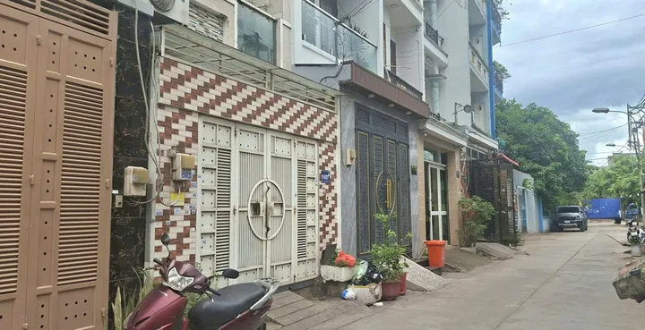 Chỉ hơn 5t, hẻm xe hơi thông, nhà đẹp Bình Tân