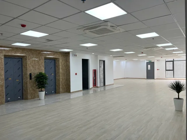 Kết cấu 10 tầng + 2 tầng hầm, thiết kế toà văn phòng, , Mặt Tiền Lý Chính
- Vị trí: Ngay ngã tư Nam Kỳ Khởi Nghĩa và  Lý Chính Thắng, khu vực sầm uất, thuận lợi cho kinh doanh.