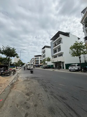 Bán Nhà ĐẸP 5 TẦNG MẶT TIỀN THÍCH QUẢNG ĐỨC  DIỆN TÍCH 124.8m2 có sẵn 124.8 m2 thổ cư giá 24.96 tỷ