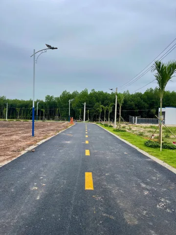 Chủ gửi bán lô đất mặt tiền đường nhựa 8m, dân cư đông đúc, cách trường, cách chợ 5p. Cách khu công nghiệp 10p. Điện nước đầy đủ