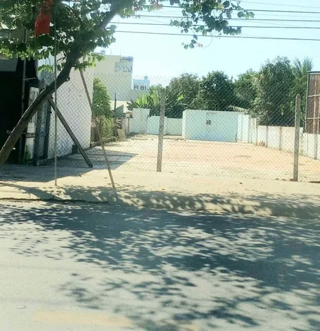 Bán Đất 300m2 có sẵn 100 m2 thổ cư. Dân cư đông đúc, mặt tiền đường nhựa, điện nước đầy đủ. Kinh doanh mua bán xây ở đều được