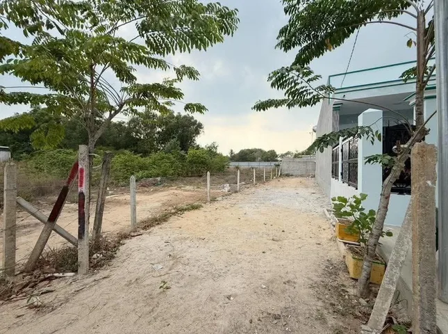 Chủ kẹt thanh khoản Ngân hàng nên cần ra gấp lô đất Chơn Thành. Dân cư đông đúc, điện nước đầy đủ, mặt tiền đường nhựa 12m. Kinh doanh xây ở đều được.