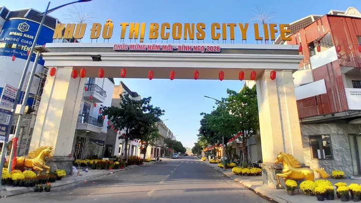 chủ ngộp cần bán gấp nhà mặt phố 1 trệt 2 lầu + sân thượng ngay trung tâm Uyên Hưng