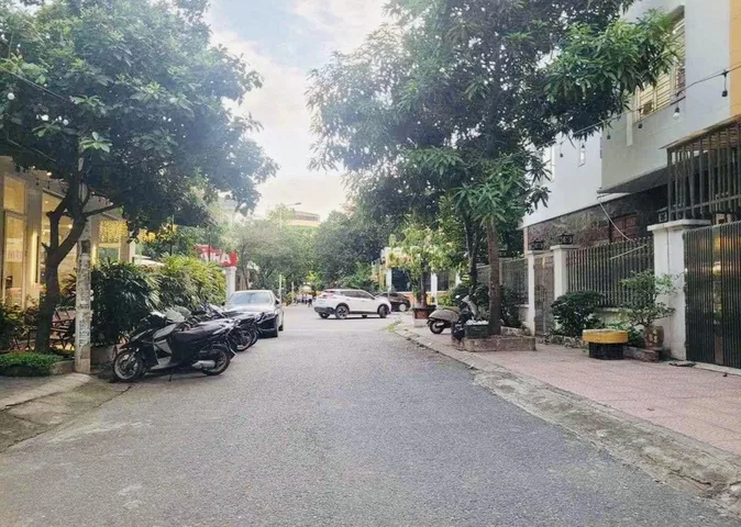 Bán gấp căn lk nông quốc chấn, 83m2, mặt tiền 5m, 17.6 tỷ, kđt văn khê, hà đông