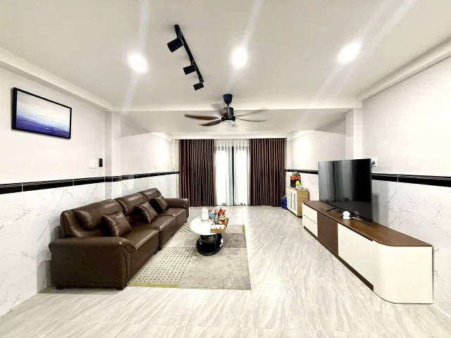 Quận 7 mình cần bán nhà 2tầng 4x14.5 Shr san.g tên ngay gần siêu thị GO