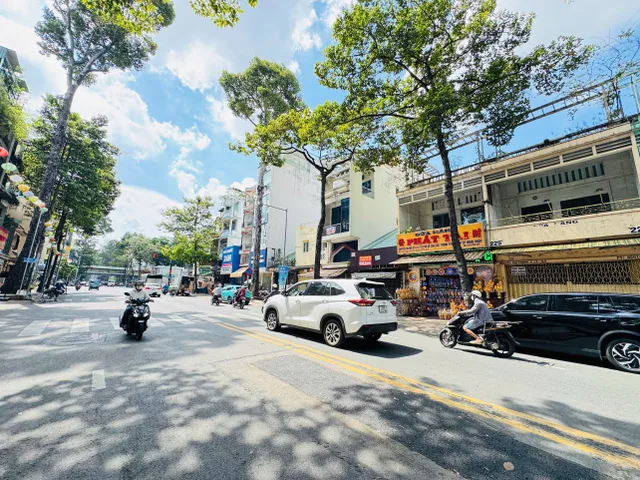 Bán Nhà Mặt Tiền 225 Nguyễn Chí Thanh, Phường 12, Quận 5
