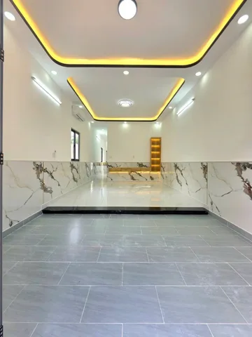 BÁN NHÀ XÂY MỚI HẺM XE HƠI 76M² GẦN QUẬN 7 3PN 2,35 TỶ