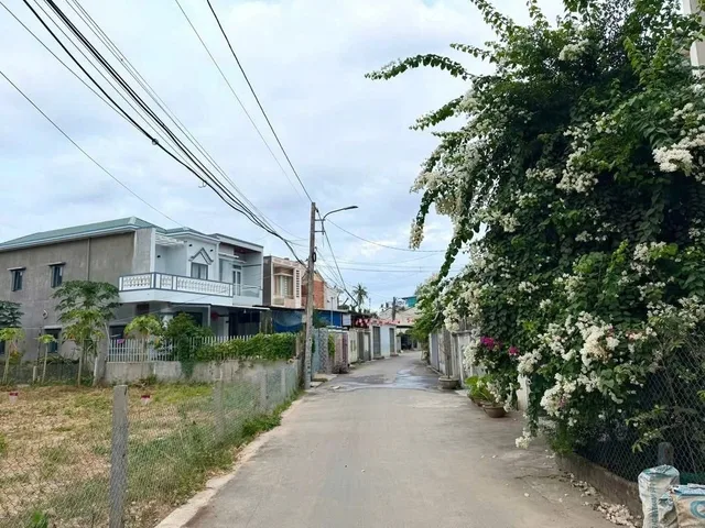 🔥  MẶT TIÊN NGUYỄN BÁ LOAN  nối dài – LÔ GÓC ĐẸP, ĐÓN ĐƯỜNG LỚN TƯƠNG LAI 🔥
📍 Vị trí MT Nguyễn Bá Loan, khu vực tiềm năng, đường sá thông thoáng.
✨ Lô góc: giá 1 tỷ 750 triệu – thương lượng chính chủ.
✨ Lô ống: giá 1 tỷ 500 triệu – thương lượng.
🚗 Đườ
