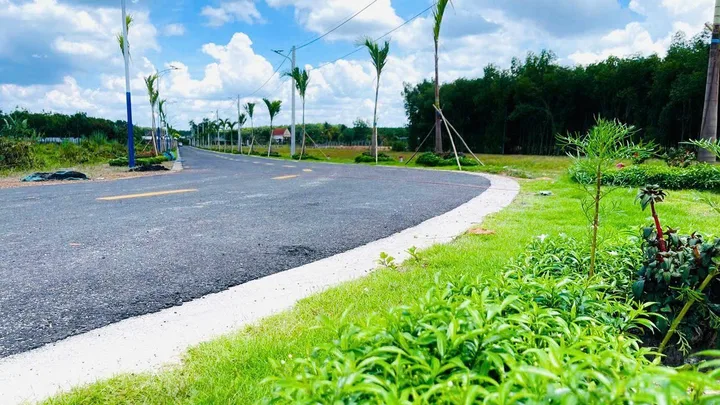 GĐ KẸT TIỀN BÁN GẤP 500M² NGAY TRƯỜNG HỌC, MT ĐƯỜNG 16M. DÂN ĐÔNG GIÁ 540tr