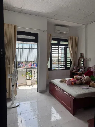 Xung quanh đầy đủ tiện ích: chợ, trường học, siêu thị, cửa hàng tiện lợi, ngân hàng...