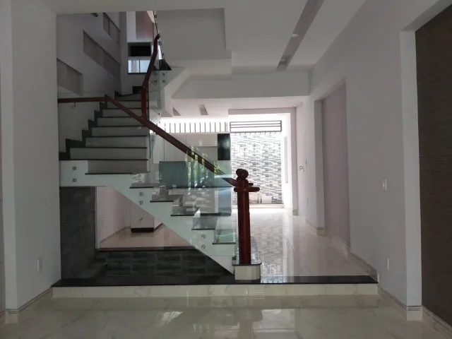 Hẻm 8m Nguyễn Duy Trinh, Bình Trưng Đông, Quận 2 – sát bên cầu Xây Dựng, ngay ranh giới Quận 2 & Phú Hữu – Quận 9.