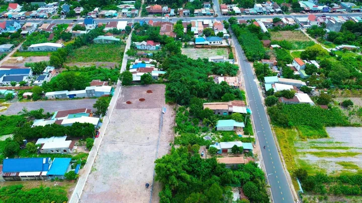 Bán Đất 200m2 có sẵn 60 m2 thổ cư giá 730 triệu tại Thị xã Chơn Thành ngang 6.4mx8.8m nở hậu