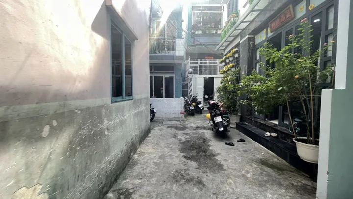 Đầu tư ơi! Ngộp quá cần bán gấp nhà 2 tầng HXH ngay Hutech Nguyễn Gia Trí Bình Thạnh. Gía 7 tỷ có trả là có bán