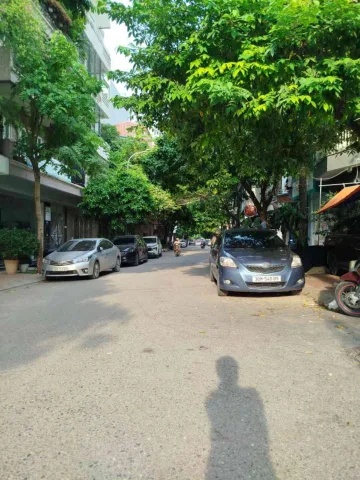 BÁN NHÀ NGUYỄN KHUYẾN 70M² 5 TẦNG – PHÂN LÔ VỈA HÈ – Ô TÔ TRÁNH – GARA