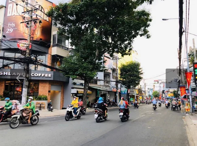 MẶT TIỀN KINH DOANH VƯỜN LÀI - 3 LÂU - 6PN + MẶT TIỀN KINH DOANH CÓ THỂ NÂNG CẤP THÊM 2PN NỮA , VỈA HÈ RỘNG TIỆN KINH DOANH