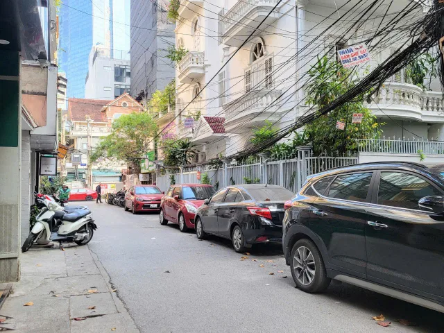 Bán nhà 5 tầng THANG MÁY tại ĐÀO TẤN. Mặt ngõ, oto tránh, vỉa hè. Gần phố. Kinh doanh
