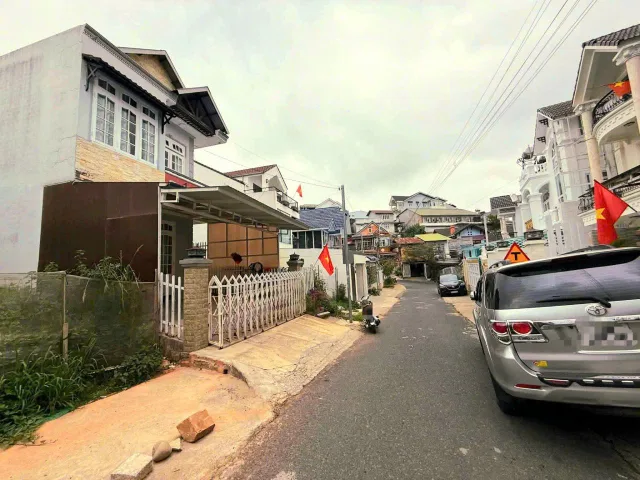 Bán nhà 2 lầu đẹp sổ riêng full thổ cư khu dân cư trung tâm Đà Lạt, đường nhựa lớn