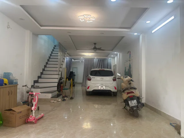 Cho thuê lâu dài nhà 2 tầng mới tại Phố Xốm dt 150m2, xe contener đỗ cửa. Ở + kinh doanh đỉnh. Giá 15 triệu/tháng ( có thương lượng)