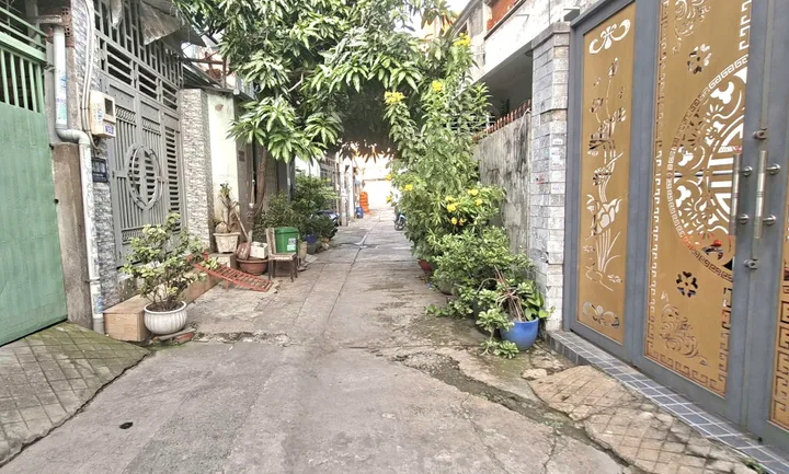 Bán nhà Bình tân sát mặt tiền, xe hơi đậu cửa, nhỉnh 5t xíu