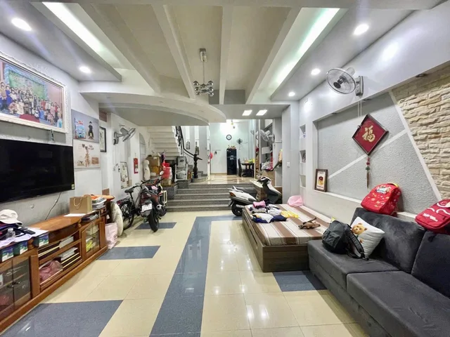 NGAY HUỲNH VĂN BÁNH – 74M² – 4 TẦNG – 5PN – 5WC – HẺM 1 TRỤC