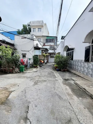T5892 Nhà 2 tầng sổ hồng riêng sát chợ Xóm Mới, giá 2,95 tỷ.