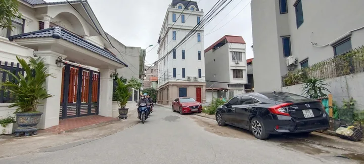 💥 Chỉ 3.x tỉ có lô đất đẹp long lanh, cạnh KDT VinHomes Hòa Long - Bắc Ninh
🚘 Chỉ 500m ra dự án Vin Hòa Long. Đường 2 ô tô tránh nhau, thông các ngả
🎯 Khu vực dân cư đông vui sầm uất, quanh khu đất kinh doanh buôn bán, hàng quán chẳng thiếu thứ gì...
👉